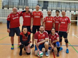 09.12.2023 X-Mix in Kaulsdorf - 09. Dezember 2023 Beim diesjährigen X-Mix - Turnier in Saalfeld sind wir mit 2 starken Frauen und 7 Recken angetreten. Wir haben einen sehr guten 4. Platz erreicht. Im Spiel um Platz 3 haben wir uns nach großem Kampf mit 1:2 geschlagen geben müssen. Die Hauptziele Spaß, jeder spielt und nicht Letzter sein, sind aber deutlich erreicht worden.