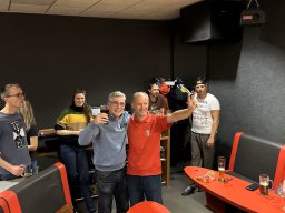 2024-12-20_VB-Weihnachsfeier-klein - 20.12.2024 Der Einladung zur diesjährigen Weihnachtsfeier im Bowlingcenter sind sehr viele Volleyballer(innen) gefolgt. Wir hatten viel Spaß und haben die Erfolge des Jahres gefeíert. Beim Bowling haben sich die beiden Ralfs überraschend stark präsentiert. ;-)