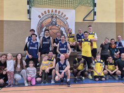 2024-11-02-BB-SDH - 02.11.2024 Unser Basketballteam ist am Samstag nach Sondershausen gereist. Dort haben wir in der Östertal-Halle ein Freundschaftsspiel gegen die Barbarossa Baskets bestritten. Das Spiel ging zwar verloren, aber es hat Spaß und Lust auf mehr gemacht. Vielen Dank an Jens für die Organisation.4x10 Minuten, Spielstand 46 zu 61.
